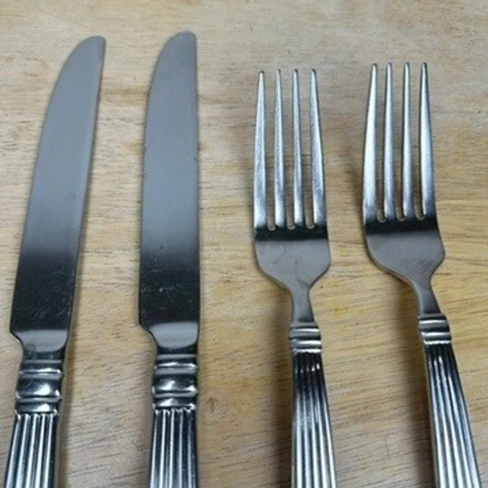 REED & BARTON CRESCENDO II Stainless 18/10 2 Dinner Forks & 2‎ Dinner Knives